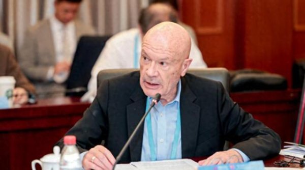 德宏信投 英国学者看得很明白，特朗普对华毫无战略，说明美国不是中国对手